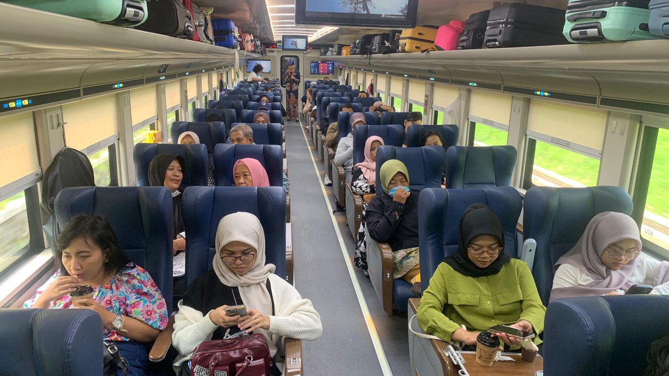 Penumpang kereta Eksekutif New Generation