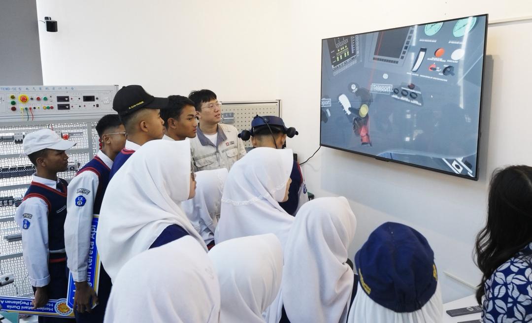 Beberapa siswa SMP N 3 Ngamprah sedang mencoba teknologi Virtual Reality (VR) dan menjadi masinis Kereta Cepat Jakarta-Bandung buatan CRRC Sifang dalam kunjungan di Depo Kereta Cepat Tegalluar