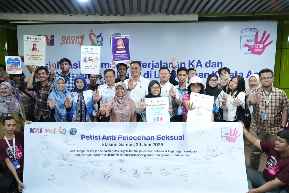 Para narasumber serta IRPS dan komunitas railfans foto bersama pada acara Sosialisasi Keamanan Perjalanan dan Pencegahan Pelecehan Seksual di Lingkungan Kereta Api pada Selasa (24/6), di Stasiun Gambir.