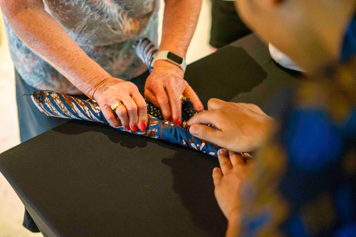 Batik Towel Art Workshop bersama tamu Grand Mercure Bali Seminyak.