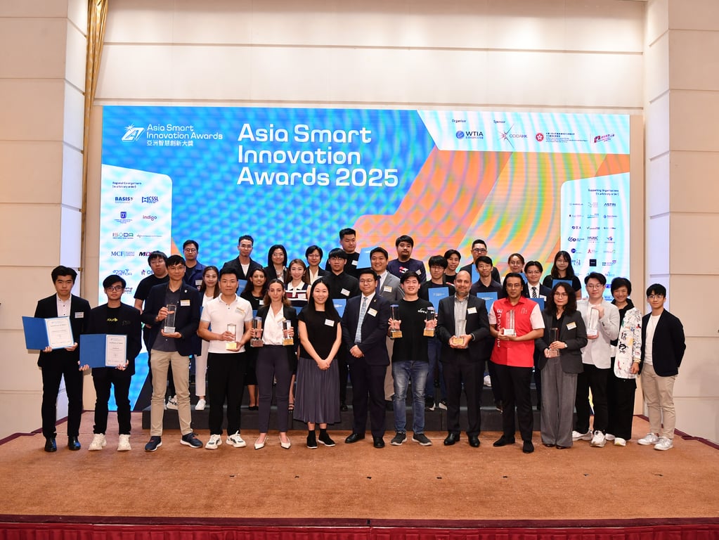 Momen penerimaan penghargaan Asia Smart Innovation Awards 2025