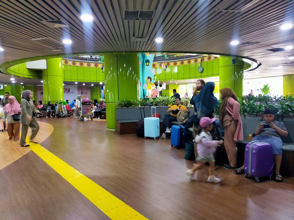 Suasana kedatangan penumpang di Stasiun Gambir pada hari Minggu (1/6)