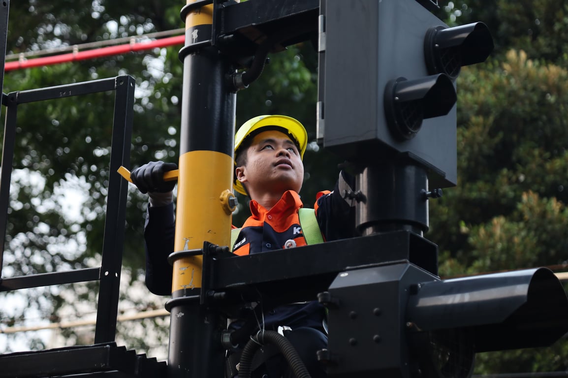 Petugas sintel sedang memperbaiki persinyalan