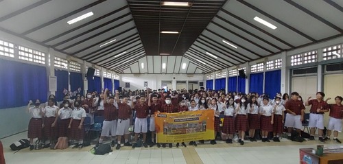 Coach Priska Sahanaya Berdayakan Kemampuan Generasi Muda Melalui Program  Public Speaking Goes To School di SMP Tarakanita 2 Bersama Pronas