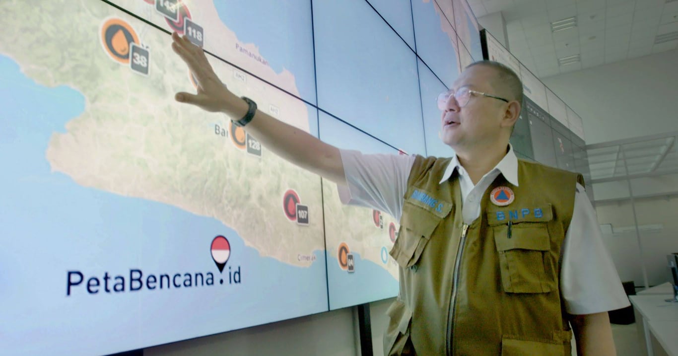 Bapak Bambang Surya Putra, Direktur Pengelolaan Logistik dan Peralatan di Badan Nasional Penanggulangan Bencana (BNPB), pantau PetaBencana.id di runag kontrol BNPB. 