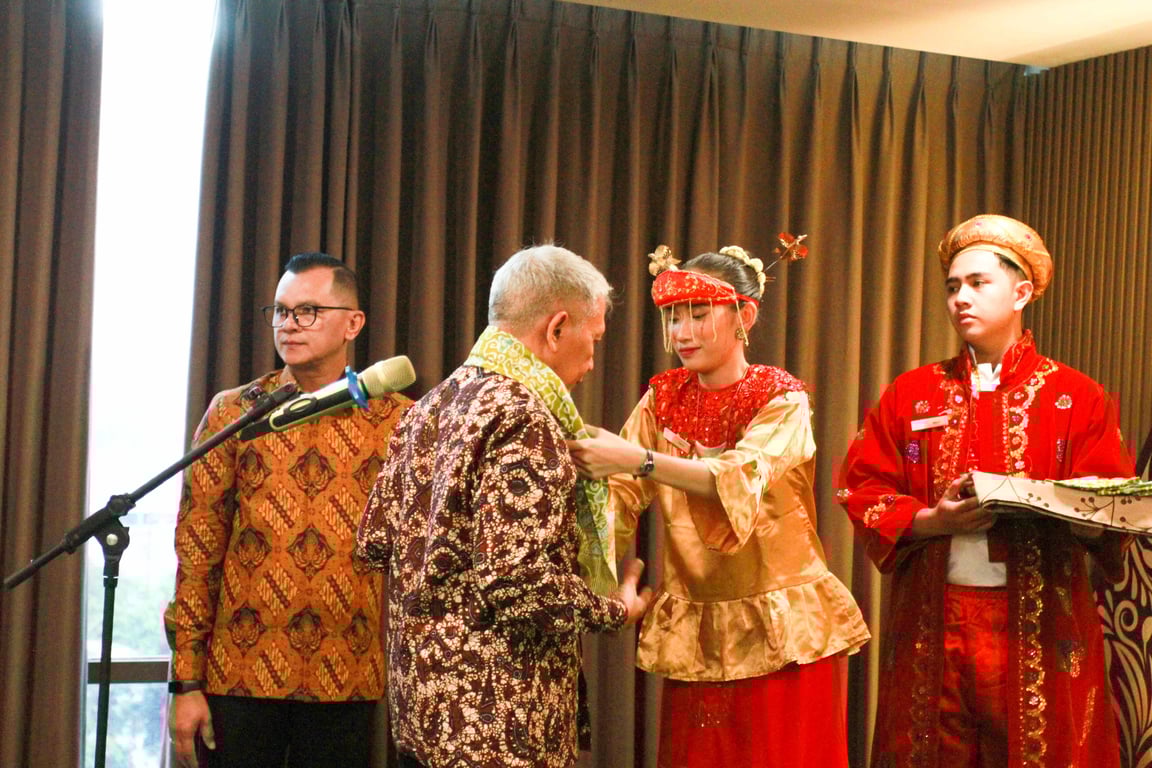 Simbolis pengalungan syal Batik kepada jajaran Direksi PT. MGM