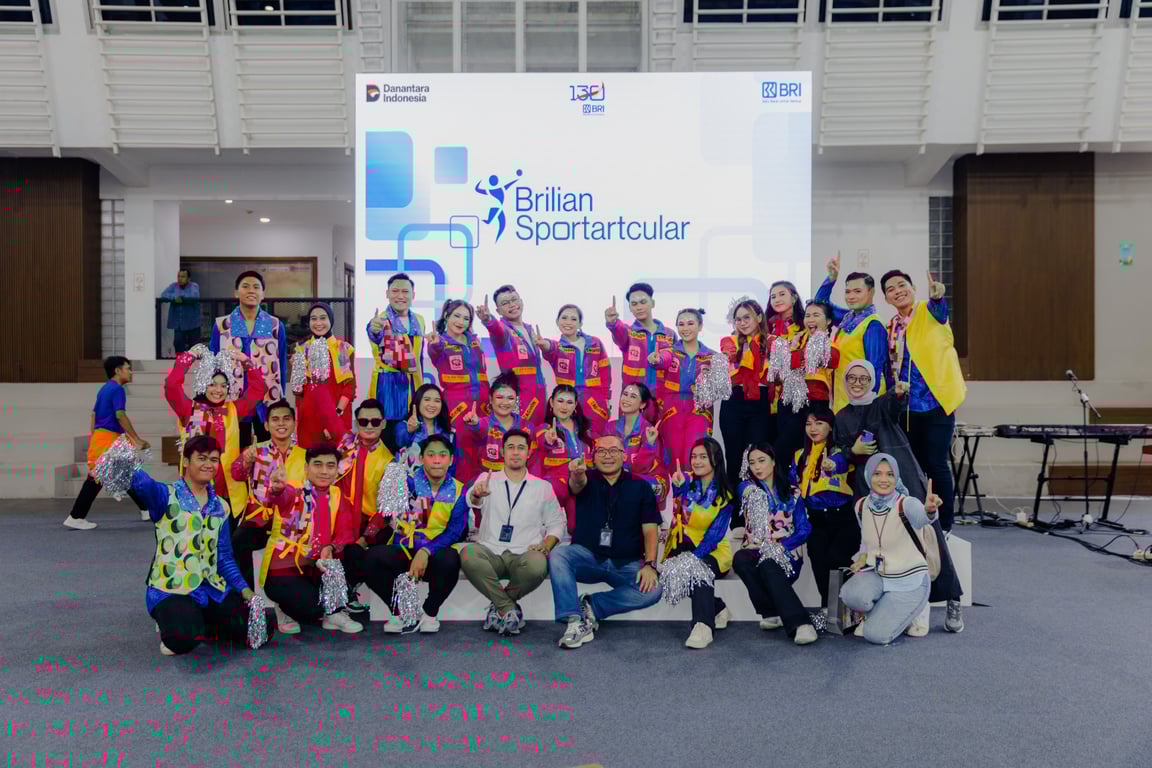 Bapak Fandi Imawan, memimpin kontingen BRIliaN Region 6/Jakarta 1 dalam acara defile pembukaan sportartcular tahun 2025