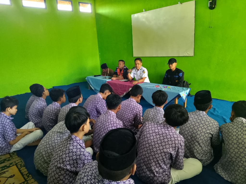 Petugas KAI saat melakukan sosialisasi di sekolahan