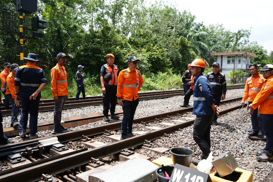 Foto : Jajaran Manajemen Divre III Palembang melakukan pemeriksaan jalur rel KA