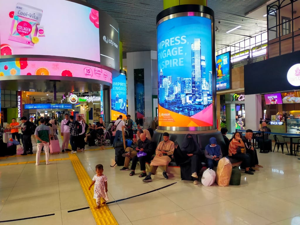 Para pelanggan KA saat menunggu jadwal keberangkatan KA di Hall Selatan Stasiun Gambir