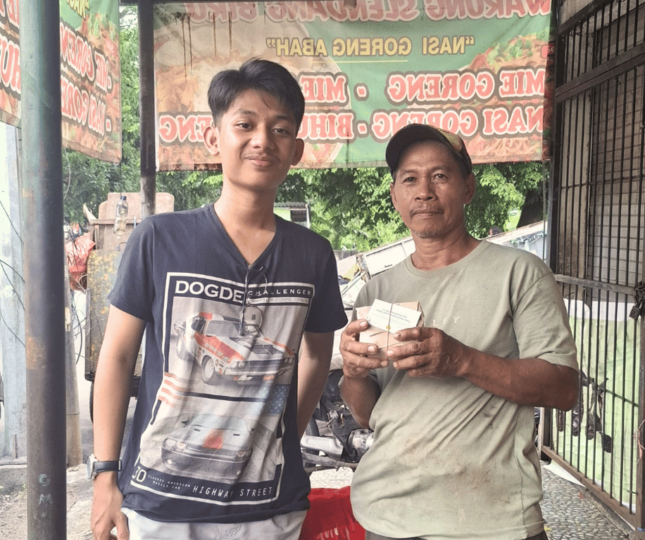 Sulthan Atha dengan Bapak Sunaryo di TPS Kedung Baruk, Surabaya