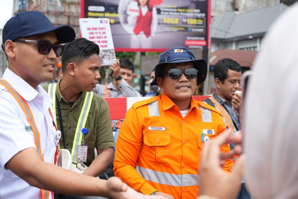Deputy Vice President KAI Divre I Sumut, Teguh Triyono (kanan) saat sosialisasi keselamatan di perlintasan sebidang di Jl. HM Yamin Kota Medan, Minggu (12/10/2025).