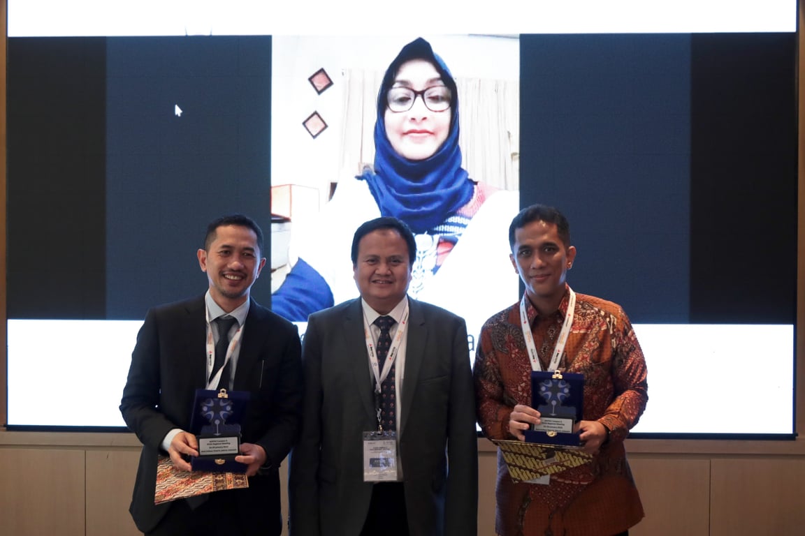 Foto bersa,a dan penyerahan plakat serta sertifikat oleh Prof Budi Wiweko