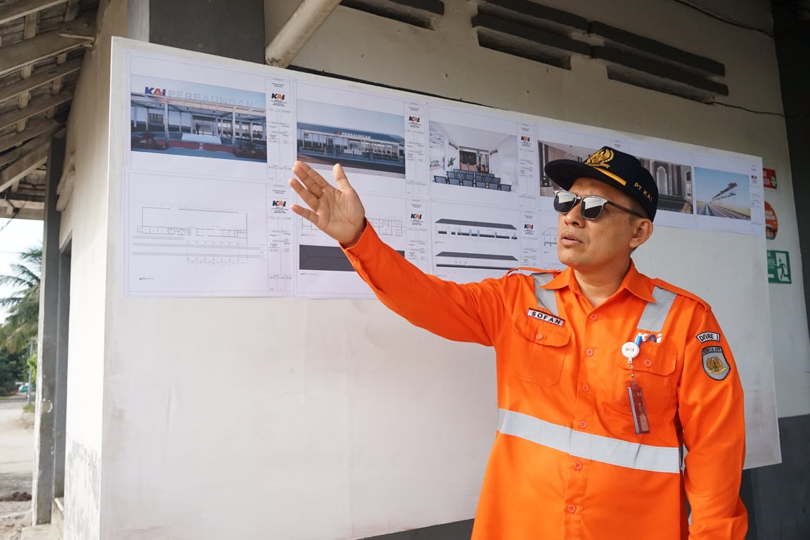 Vice President KAI Divre I Sumut, Sofan Hidayah mengecek renovasi Stasiun Perbaungan baru-baru ini.
