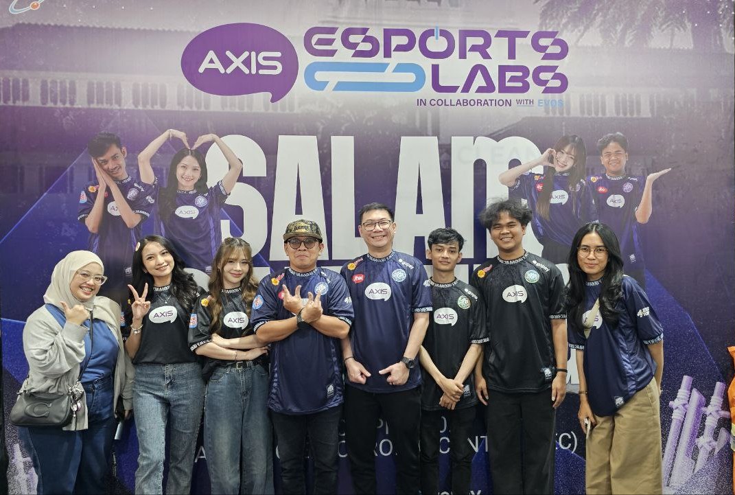Kebersamaan AXIS bersama EVOS talent dalam AXIS Esports Labs di Bandung