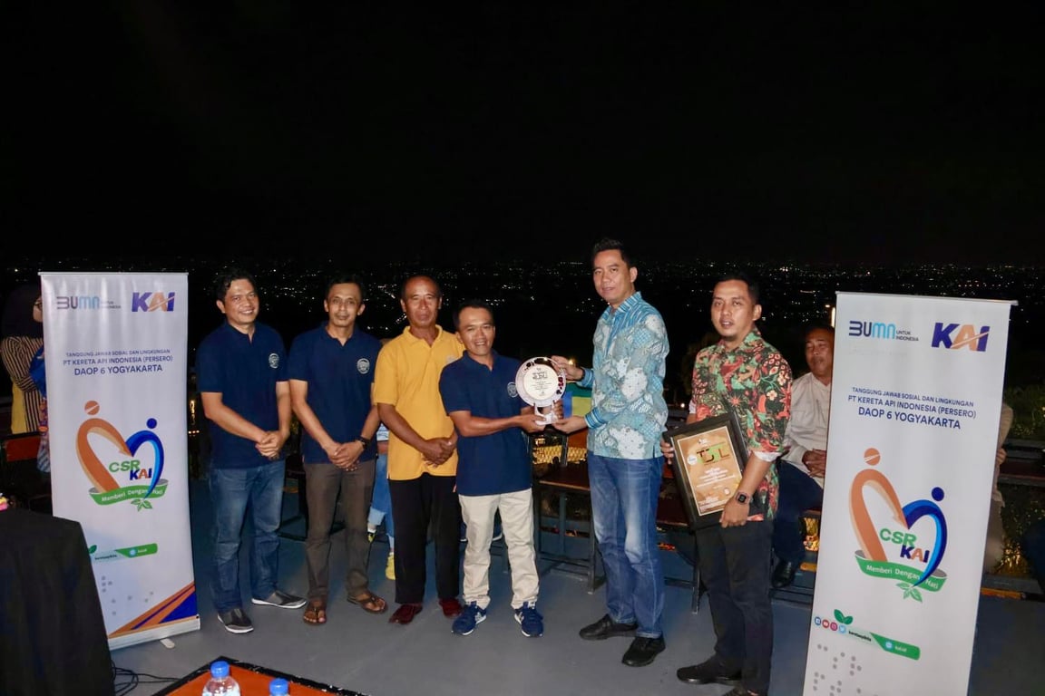 EVP Daop 6 Bambang Respationo menyampaikan penghargaan dari La Tofi School of Social Responsibility kepada Puncak Sosok. KAI dan Puncak Sosok meraih penghargaan dalam ajang La Tofi UMKM Pariwisata dan Budaya Tahun 2025 pada 21 Mei 2025 lalu