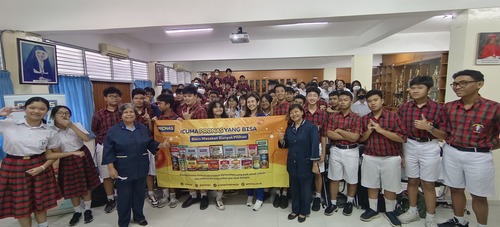 Potret kebersamaan siswa dan siswi serta guru SMP Tarakanita 5. Sumber : dokumentasi pribadi.
