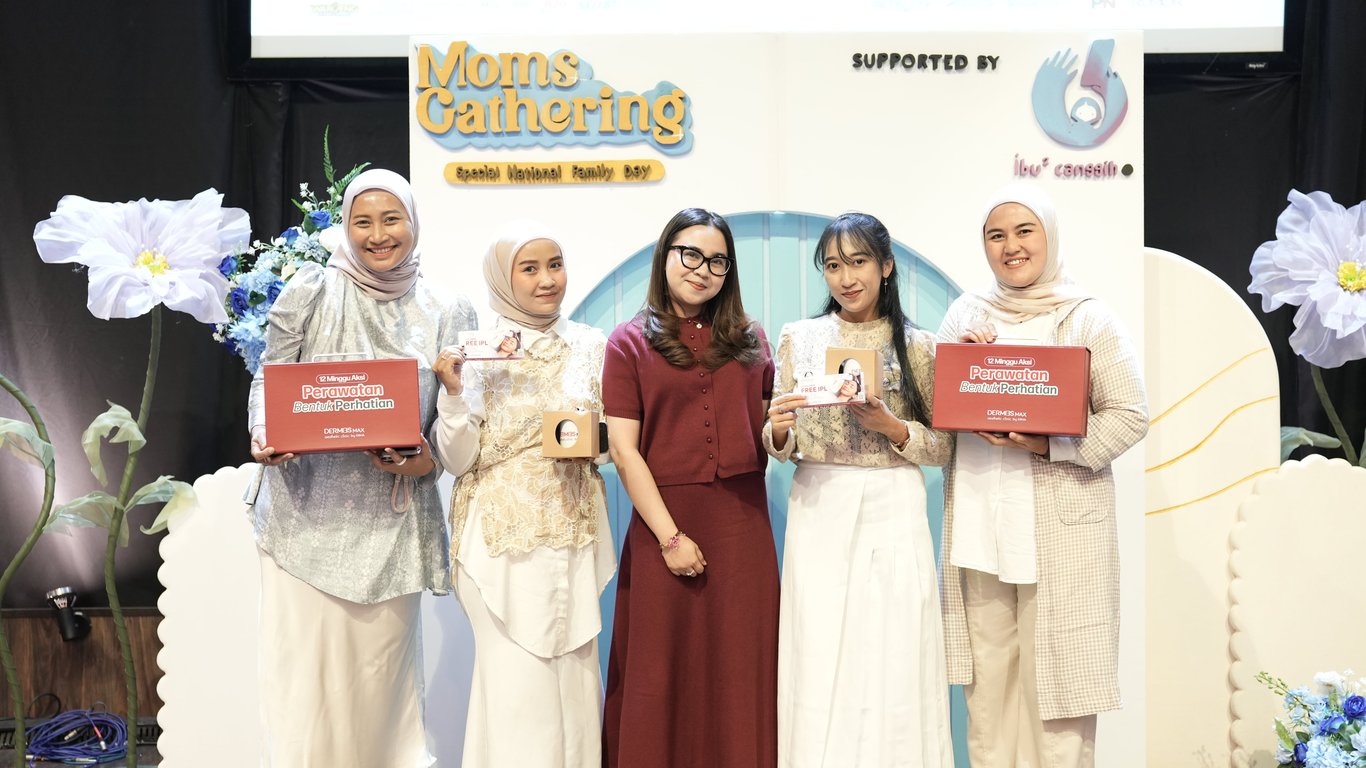 Momfluencer mengikuti berbagai aktivitas seru di booth sponsor hingga membawa pulang hadiah kategori Best IG Story, Lucky Draw, dan goodie bag eksklusif dari Ibu2Canggih.