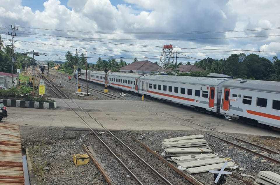 Foto : Kereta api saat melintas di perlintasan sebidang