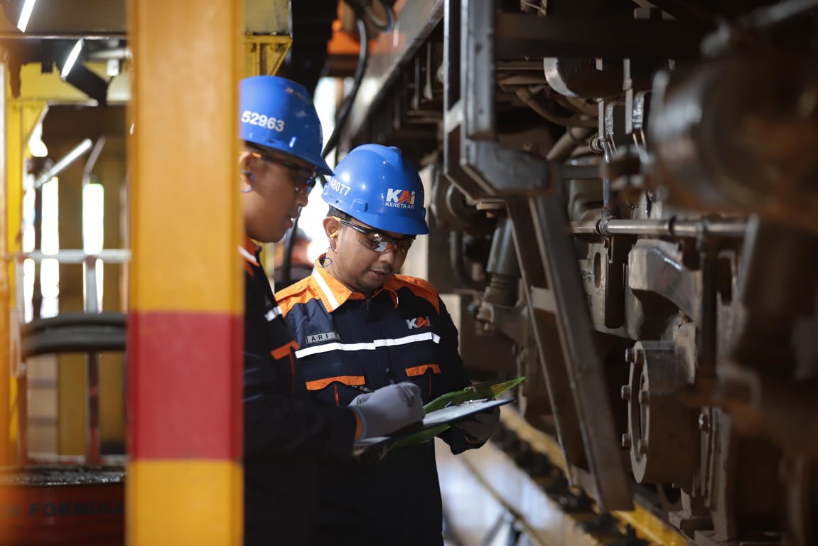 Petugas Sarana saat Memeriksa Rangka Bawah Lokomotif