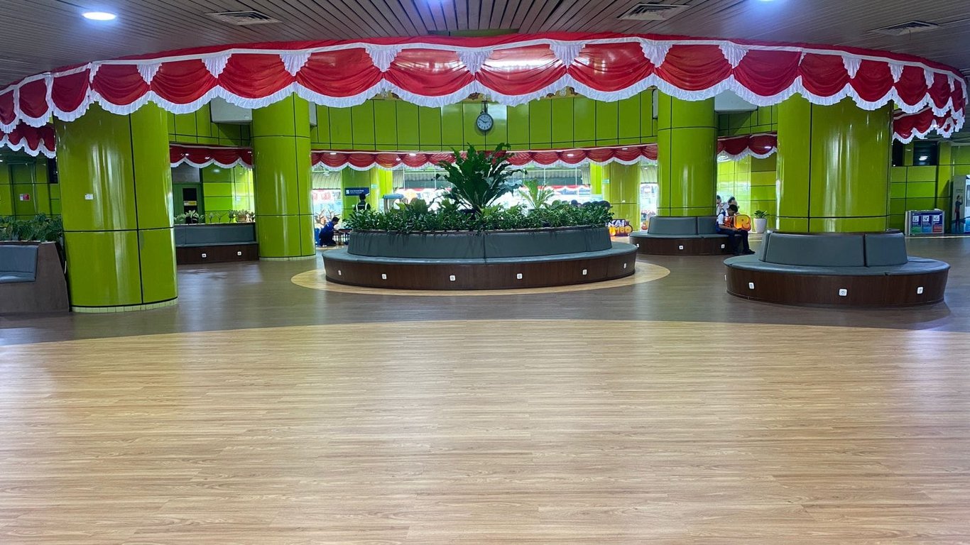 Dekorasi Hall Tengah Stasiun Gambir.