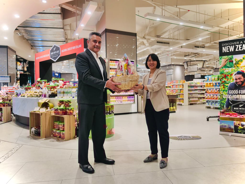 Philip Taula

Duta Besar Selandia Baru untuk Republik Indonesia dan Elsa Dian Trifani, Chief Merchandising & Marketing Officer PT Supra Boga Lestari Tbk dalam acara pembukaan New Zealand Made With Care Fair