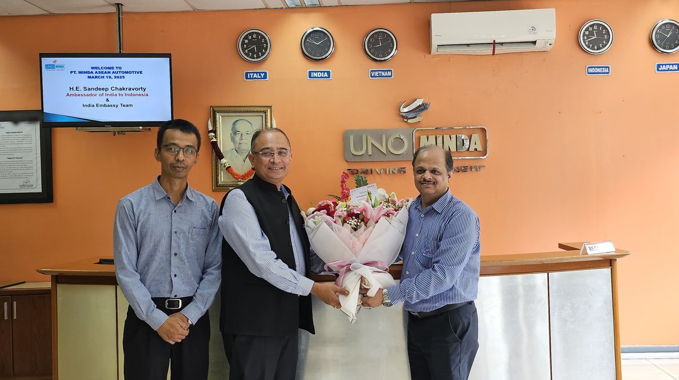 Duta Besar India untuk Indonesia, Sandeep Chakravorty (tengah) bersama Presiden Direktur PT Minda Asean Automotive, Rajendra Belsare (kanan).