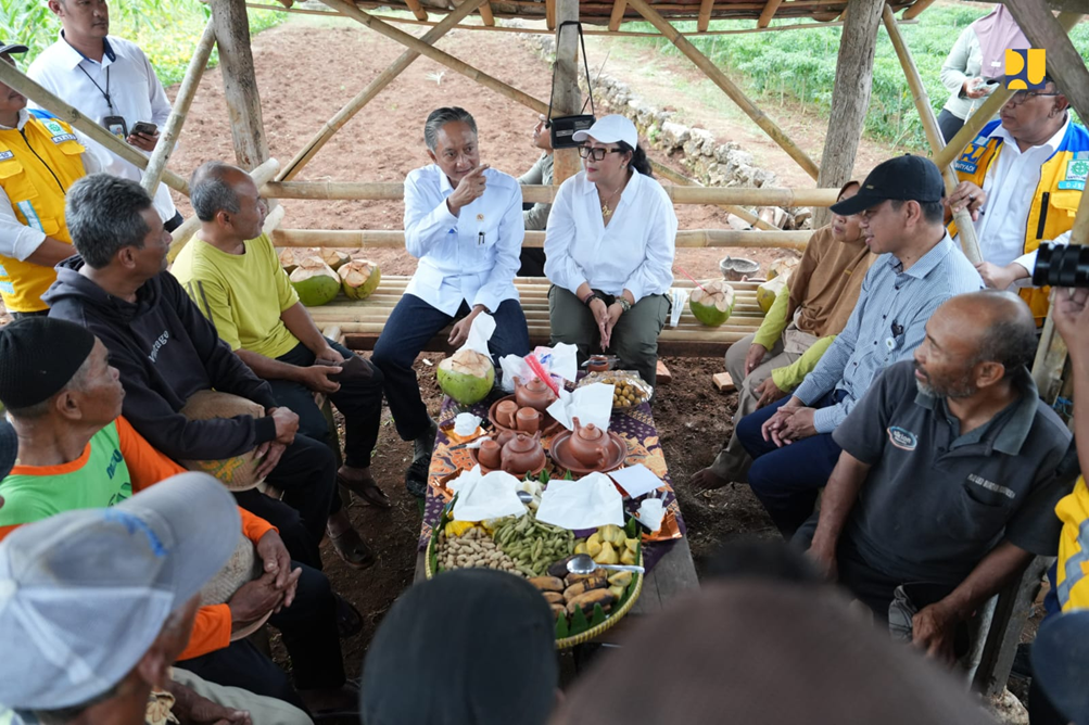 Baju Putih Kiri – Bapak Dody Hanggodo Menteri Pekerjaan Umum
