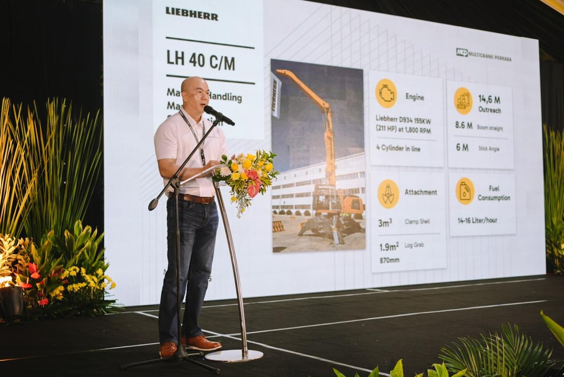 Benedikt Hafner, Area Sales Manager Material Handling Machines, Liebherr-Hydraulikbagger GmbH. Memberikan Penjelasan Mengenai Produk Liebherr