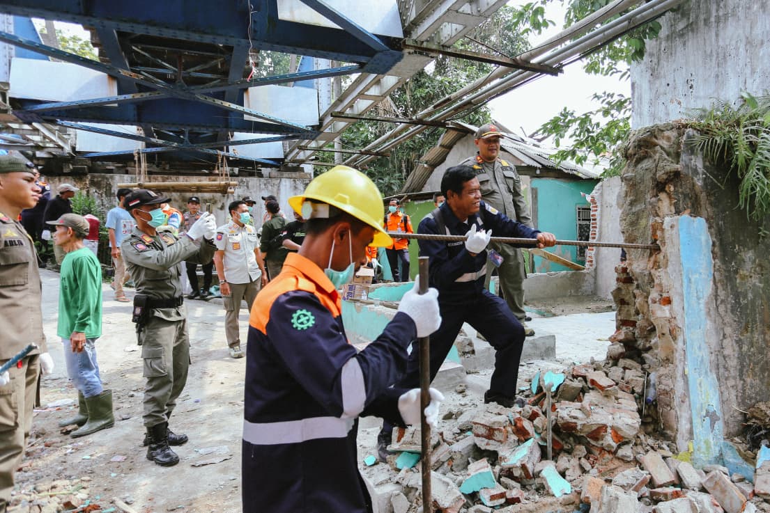 Penertiban dilakukan oleh personel internal KAI dan beberapa personel gabungan dari pemerintah