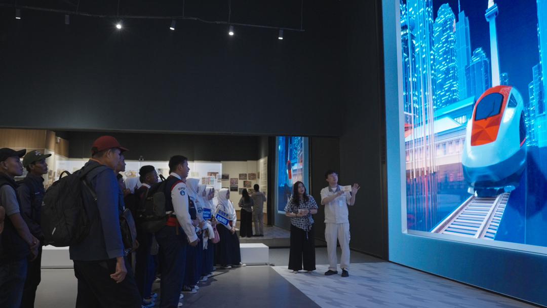 Tim CRRC Sifang memberikan penjelasan kepada siswa SMP N 3 Ngamprah dan juga Railfans mengenai teknologi kereta api yang dikembangkan oleh CRRC Sifang.