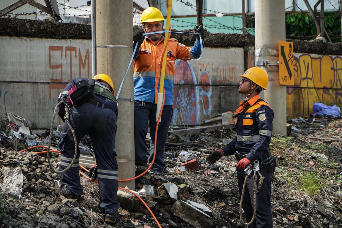 Petugas Listrik Aliran Atas (LAA)  KAI Daop 1 Jakarta, saat melakukan pemeriksaan secara teknis terkait prasarana kereta api.
