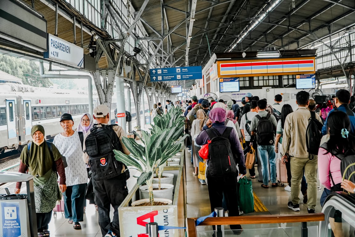 Suasana penumpang pada lilbur sekolah di Stasiun Pasarsenen