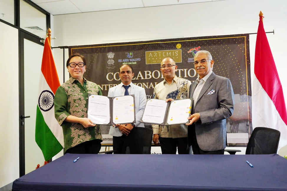 H.E. Sandeep Chakravorty, Duta Besar India untuk Indonesia (kedua dari kanan), Parveen Kapoor, Presiden Kantor Perwakilan Artemis Hospitals untuk Indonesia, Timor Leste, dan Asia Tenggara (kanan), serta dr. Amy So-Andriono, Direktur Rumah Sakit Abdi Waluyo (kiri) bersama Anoop Sharma, Kepala Operasi Internasional untuk Asia Tenggara, Artemis Hospitals (kedua kiri) setelah penandatanganan Nota Kesepahaman. 