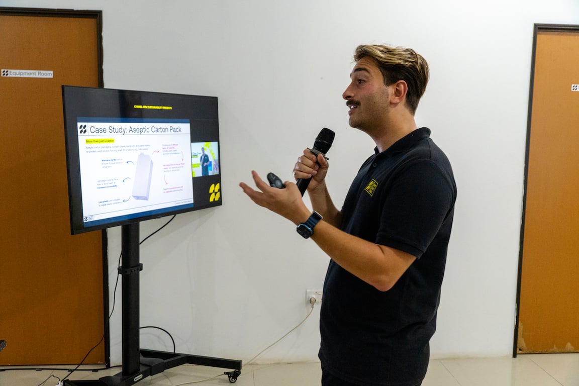 Seven Clean Seas' CTO, Oliver Kade, sedang memimpin suatu webinar bersama klien. Sumber Foto dari Seven Clean Seas.