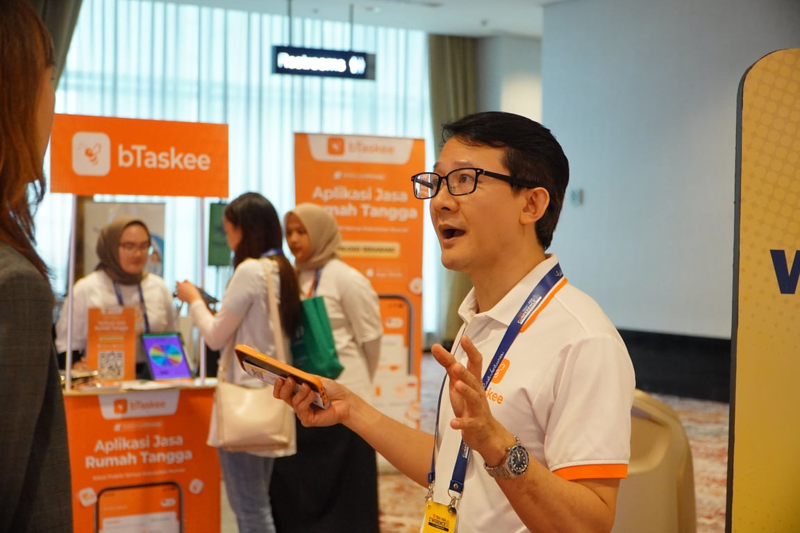Nathan Do, CEO bTaskee, berinteraksi bersama pengunjung booth bTaskee Indonesia