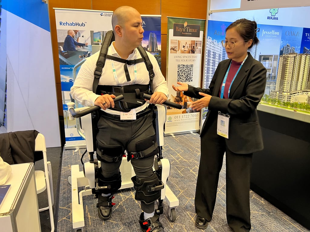 Picture 2: Participants experiencing the ExoMotus™ M4, Fourier Rehab’s flagship device that focuses on gait training, designed to support rehabilitation and mobility.