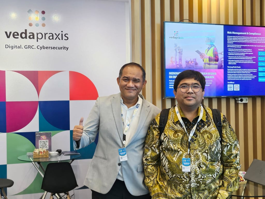 Dadan Gunawan (kiri) & tamu di booth Veda Praxis pada IPA Convex 2025.