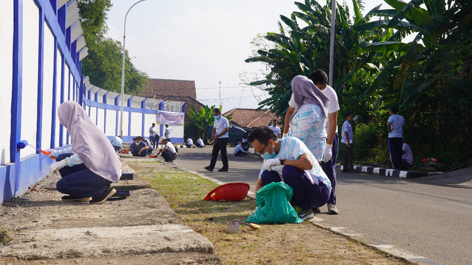 Karyawan PT Krakatau Tirta Industri bergotong royong dalam kegiatan GREGET
