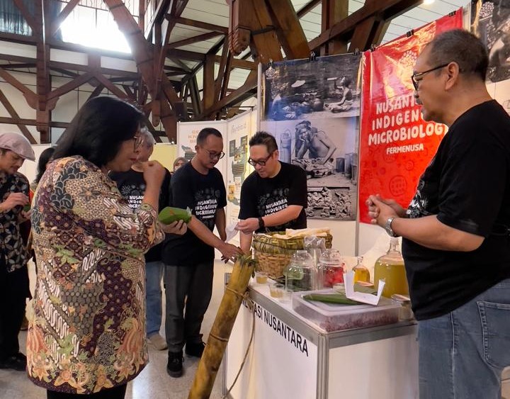 <b>Produk fermentasi Nusantara</b> – Tim Fermenusa menghadirkan kekayaan produk fermentasi khas Jawa Barat Lahang dan Peuyem pada International Microorganism Day (IMD) 2024 yang diselenggarakan di Institut Teknologi Bandung (ITB), Bandung 21-22 September 2024.