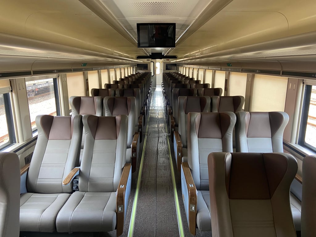 Interior Kereta Eksekutif Stainless Steel New Generation pada KA Argo Muria dan Argo Sindoro