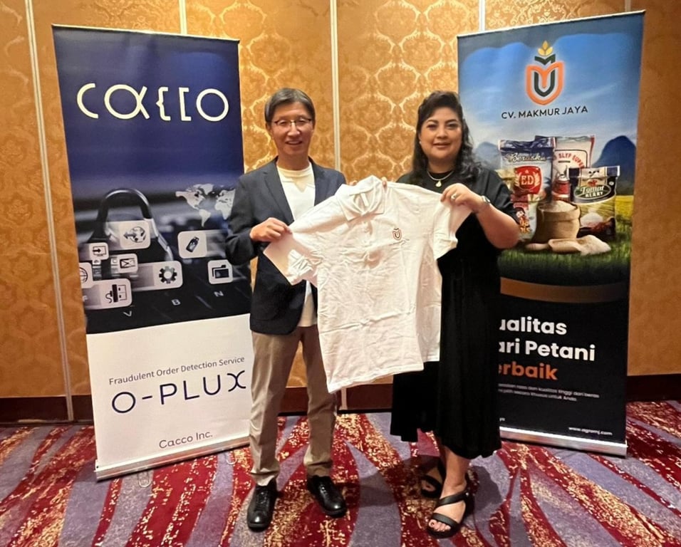 Pemberian hadiah berupa baju seragam AgroMJ kepada Cacco