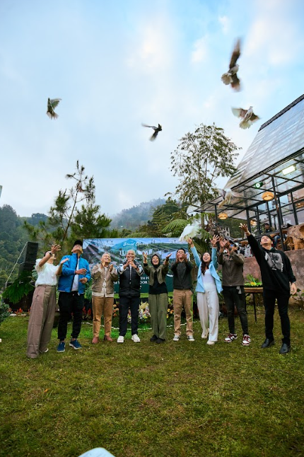 Simbolis pelepasan Burung Merpati sebagai tanda Grand Opening