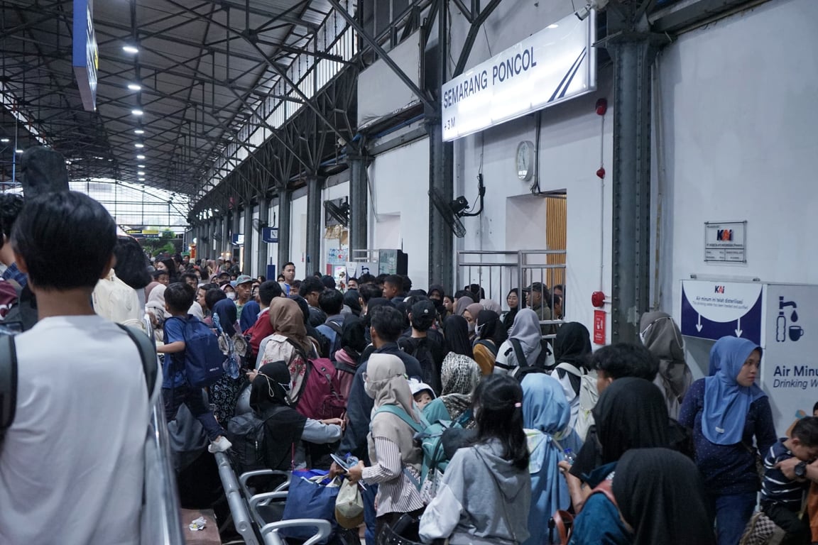 Kepadatan penumpang terjadi di Stasiun Semarang Poncol pada Minggu (8/6)