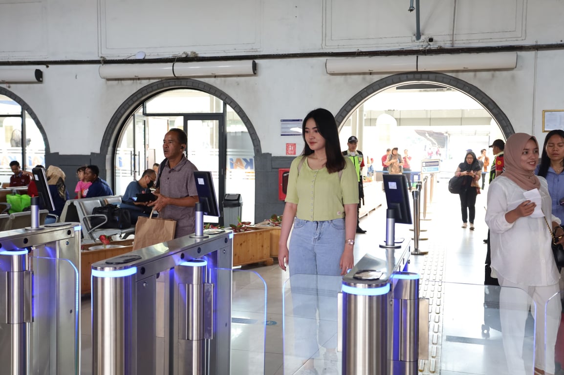 Penumpang Stasiun Pasarsenen melakukan boarding menggunakan layanan face recognition