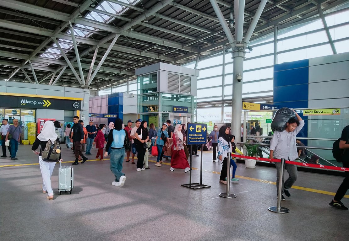 Suasana pada stasiun cikarang pada (14/6)
