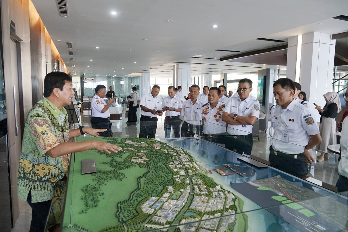 Direktur Utama KAI bersama dengan jajaran KAI saat berkunjung ke KITB