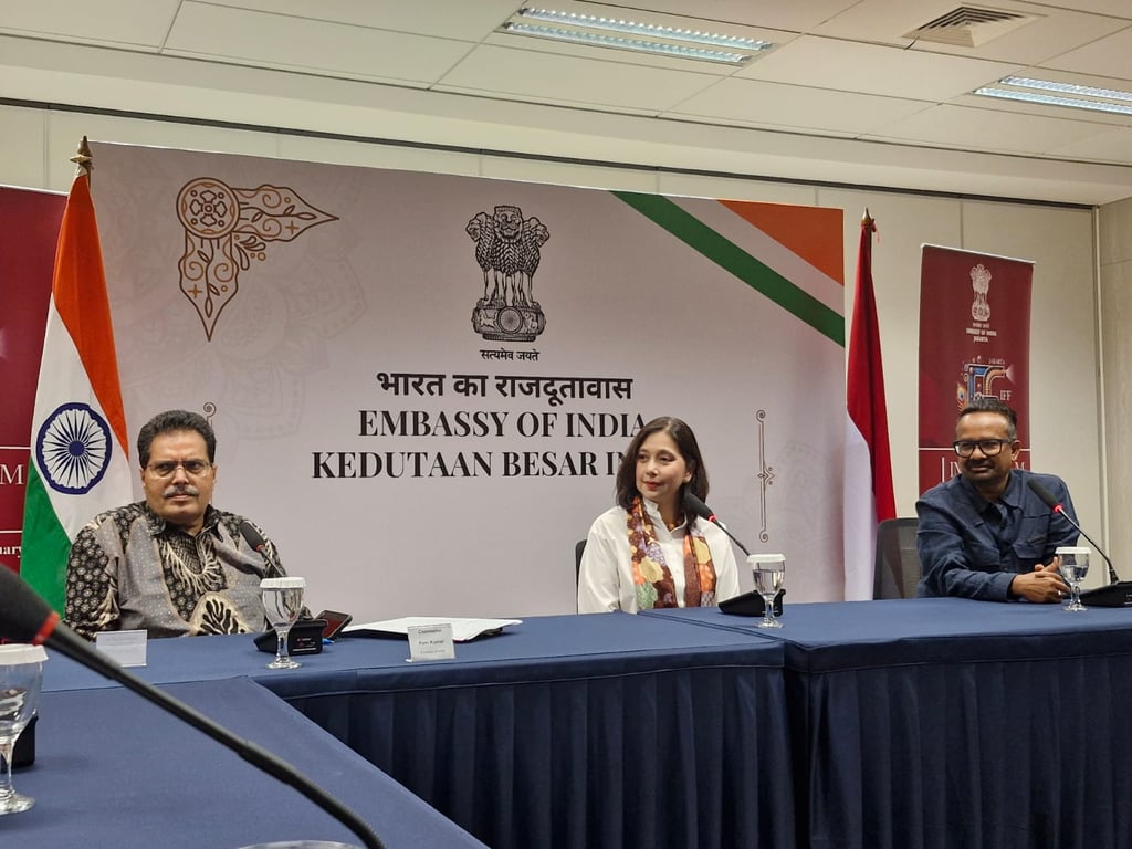 Suasana konferensi pers Festival Film India! Dari kanan ke kiri: Sutradara Sharad Sharan, Ayu Azhari, dan Mr. Ram Kumar (Counsellor Education & Acting Director, JNICC). (Jakarta, 6/2/2024)