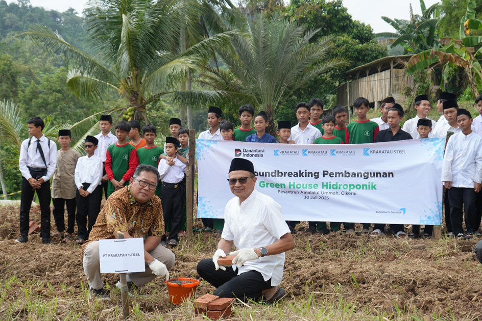 Simbolisasi ground breaking pembangunan green house hidroponik oleh Direktur SDM PT Krakatau Steel (Persero) Tbk, Agus Nizar Vidiansyah (kiri)