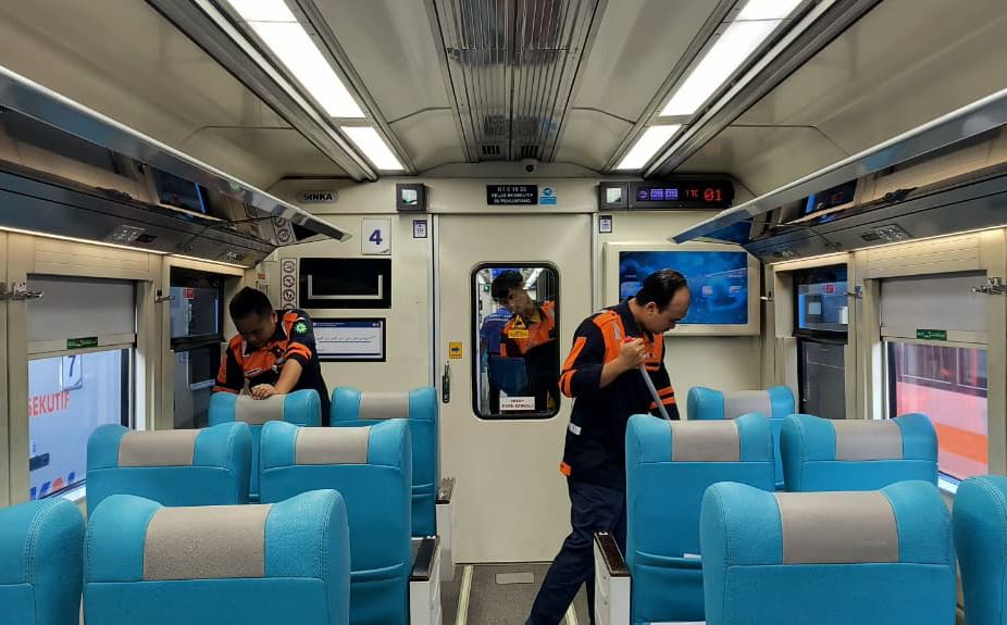 Kebersihan interior sarana kereta juga menjadi perhatian utama KAI Daop 1 Jakarta demi kenyamanan pelanggan.